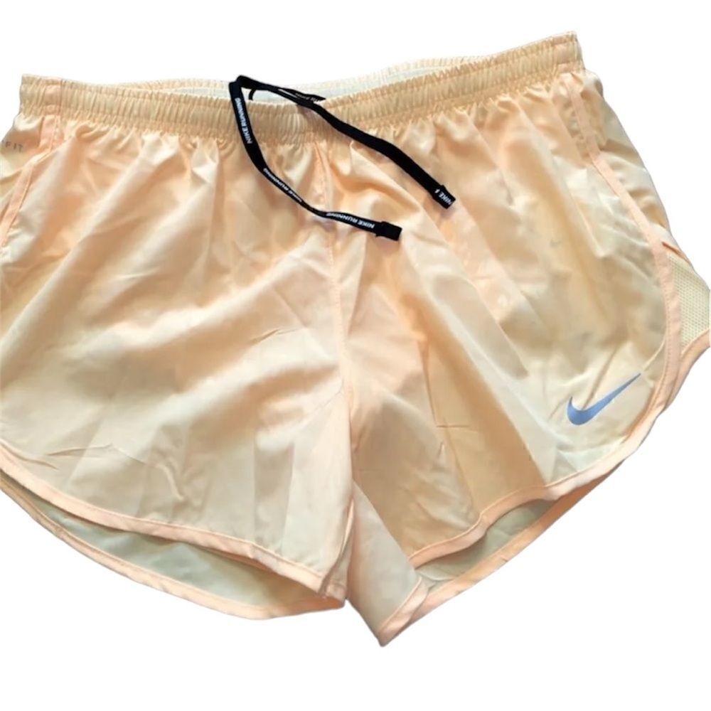 Nike NWT Tempo Modern Embossed 3.5" Running Shorts in apricot Size Small